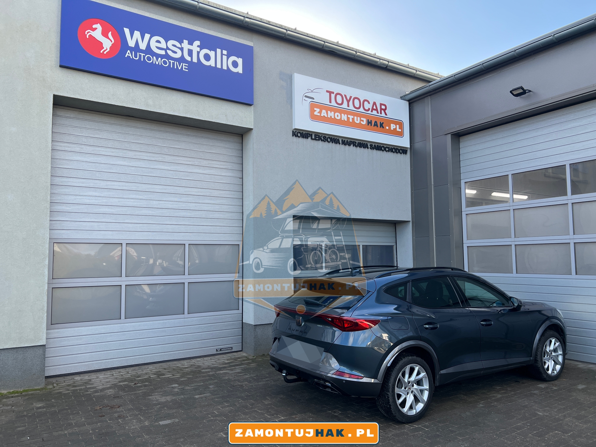 Zdjęcie Seata Cupry Formentor z zamontowanym hakiem holowniczym wypinanym pionowo Brink, zdjęcie zrobiono od tyłu z prawej strony, na tle serwisu zamontujhak.pl